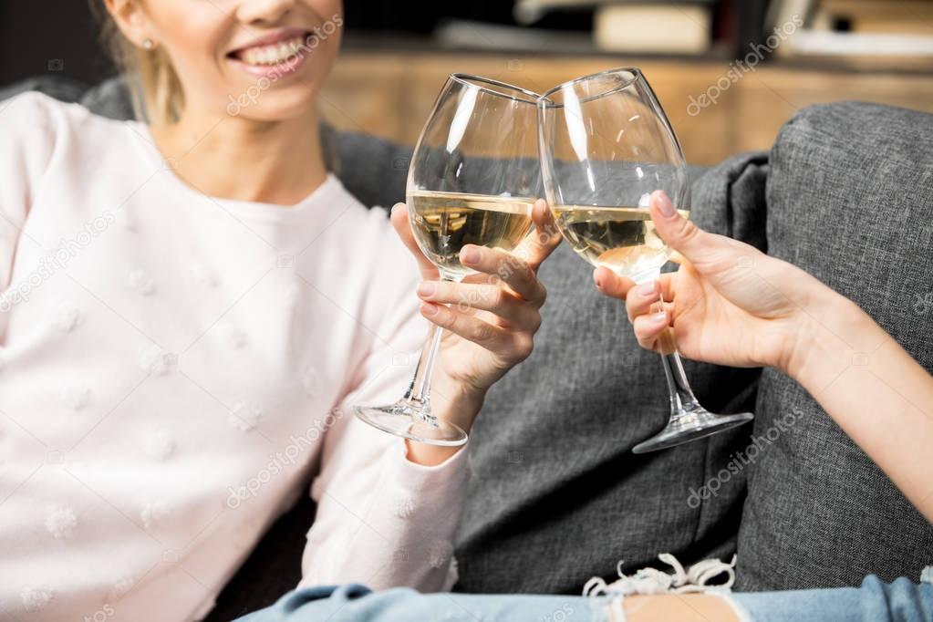 Groupe d’amis trinquant avec des verres de vin