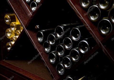 Rayons de bouteilles de vin dans une cave chaleureuse