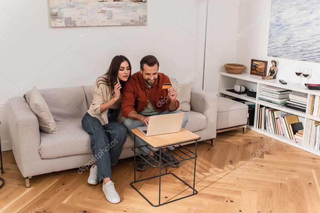 Client commandant du vin en ligne sur un ordinateur portable